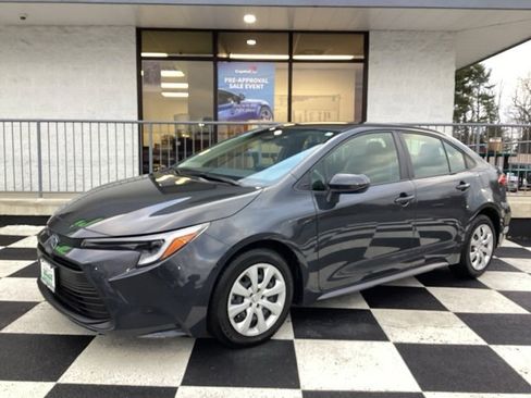 Used 2025 Toyota Corolla LE image 2