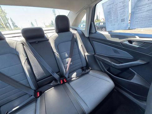 Used 2025 Volkswagen Jetta SE FWD image 38