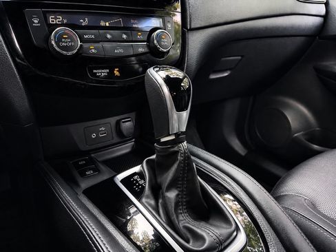 Used 2019 Nissan Rogue SL w/ Premium Package FWD image 14