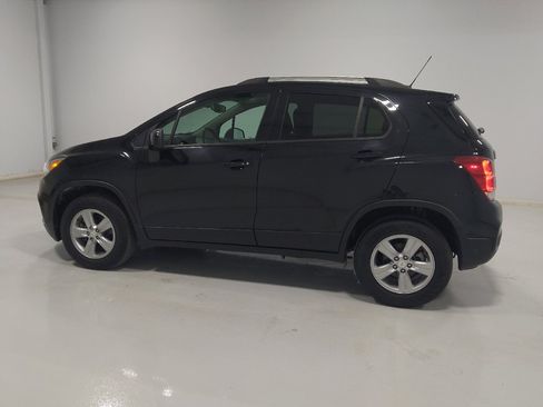Used 2022 Chevrolet Trax LT w/ LT Convenience Package AWD/4WD image 3