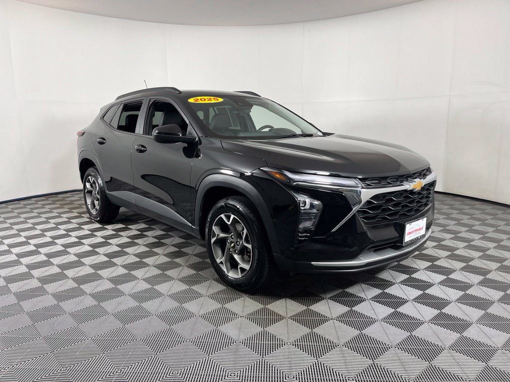 Used 2025 Chevrolet Trax LT FWD image 16