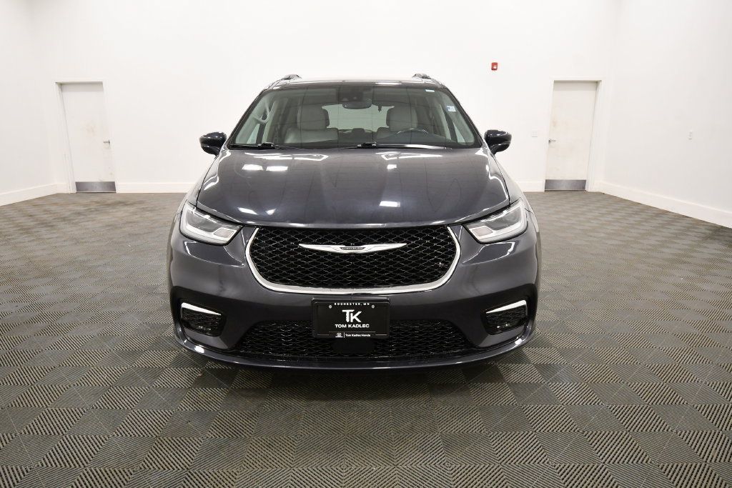 Used 2021 Chrysler Pacifica Touring-L FWD image 11