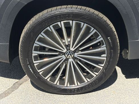 Used 2025 Volkswagen Taos SE image 36