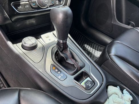 Used 2020 Jeep Cherokee Trailhawk w/ Cold Weather Group AWD/4WD image 32