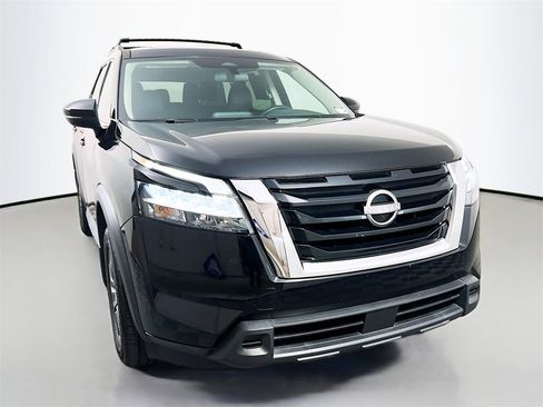 Used 2022 Nissan Pathfinder SV w/ SV Premium Package image 2