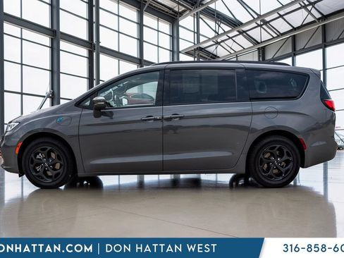 Used 2021 Chrysler Pacifica Touring w/ S Appearance Package FWD image 2