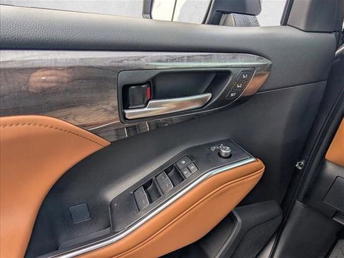 New 2025 Toyota Highlander Platinum image 17