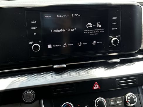 Used 2023 Kia Carnival LX FWD image 19