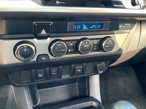 Used 2022 Toyota Tacoma SR5 AWD/4WD image 32