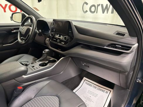 Used 2025 Toyota Highlander XSE AWD/4WD image 12