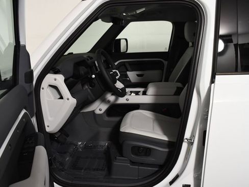 Used 2025 Land Rover Defender 110 S image 17