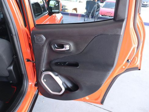 Used 2018 Jeep Renegade Latitude w/ Popular Equipment Group FWD image 32