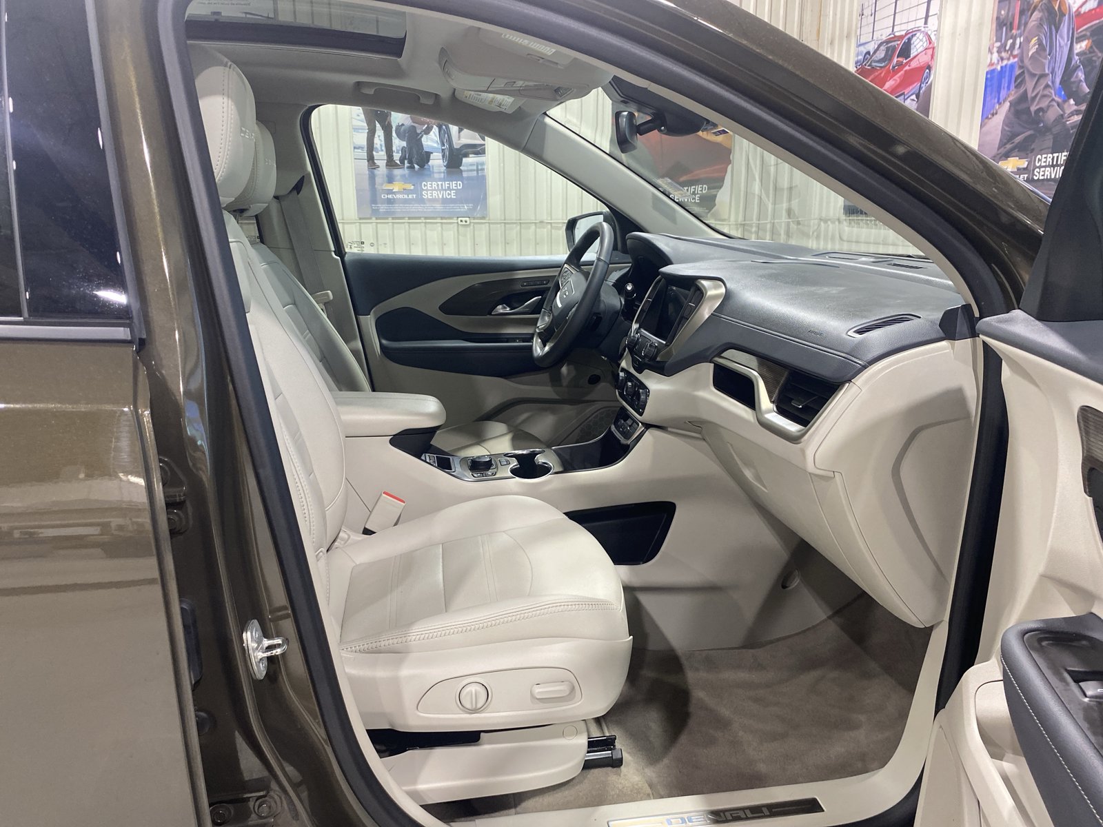 Used 2024 GMC Terrain Denali w/ Denali Premium Package AWD/4WD image 18