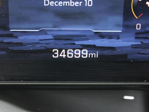 Used 2025 Chevrolet Suburban Z71 image 13