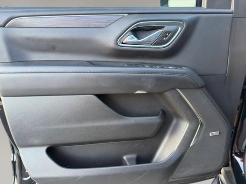 Used 2024 Chevrolet Suburban LT RWD image 9