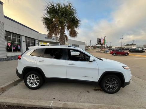 Used 2018 Jeep Cherokee Latitude Plus image 17
