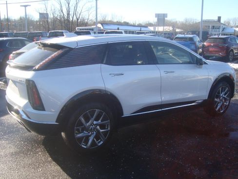 Used 2025 Cadillac Optiq Luxury 2 w/ LPO, Floor Liner Package image 4
