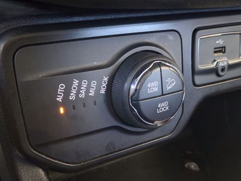 Used 2020 Jeep Renegade Trailhawk w/ Cold Weather Group AWD/4WD image 13