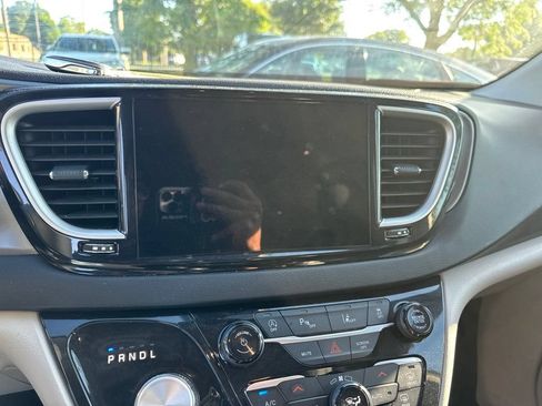 Used 2024 Chrysler Pacifica Touring-L FWD image 8