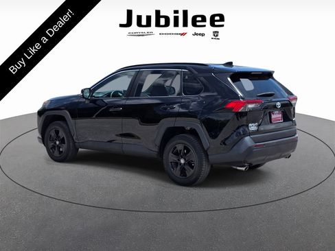 Used 2021 Toyota RAV4 XLE w/ Convenience Package FWD image 4