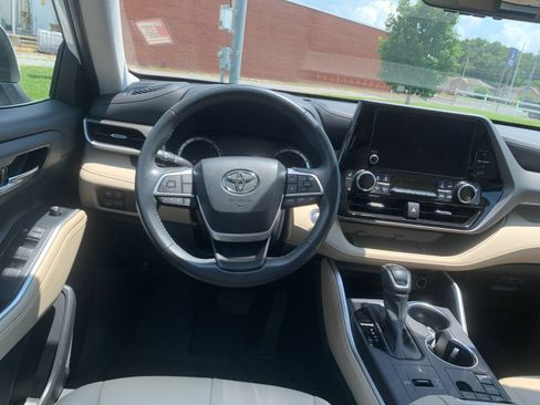 Used 2023 Toyota Highlander XLE FWD image 18