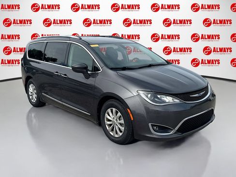 Used 2019 Chrysler Pacifica Touring-L FWD image 3