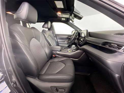 Used 2021 Toyota Highlander XSE image 27