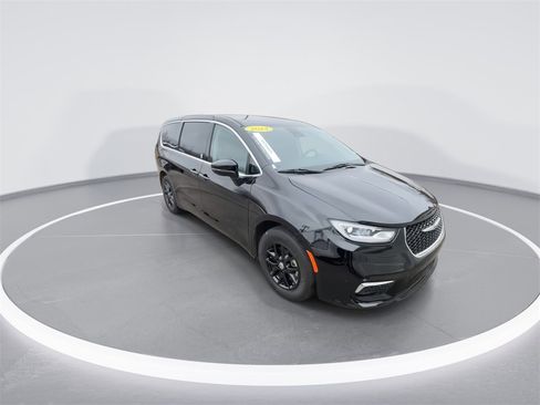 Used 2024 Chrysler Pacifica Touring-L image 2