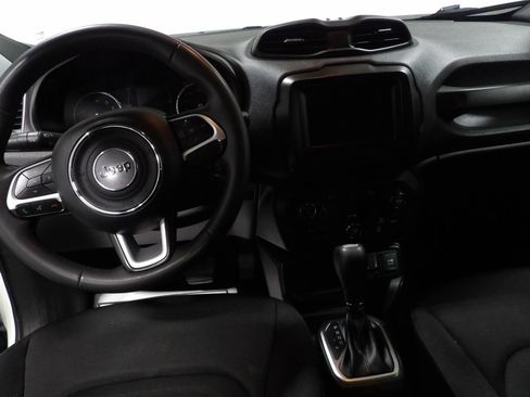 Used 2018 Jeep Renegade Latitude w/ Popular Equipment Group FWD image 11