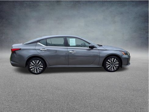 Used 2025 Nissan Altima 2.5 SV FWD image 10