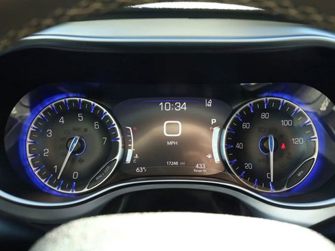 Used 2025 Chrysler Pacifica Limited FWD image 22