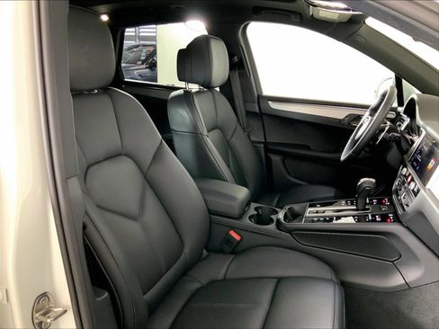 Used 2026 Porsche Macan AWD/4WD image 18
