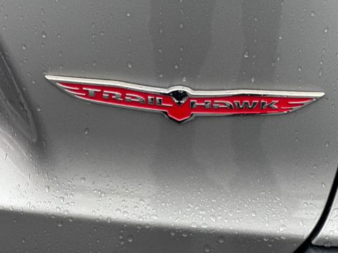 Used 2020 Jeep Cherokee Trailhawk image 31