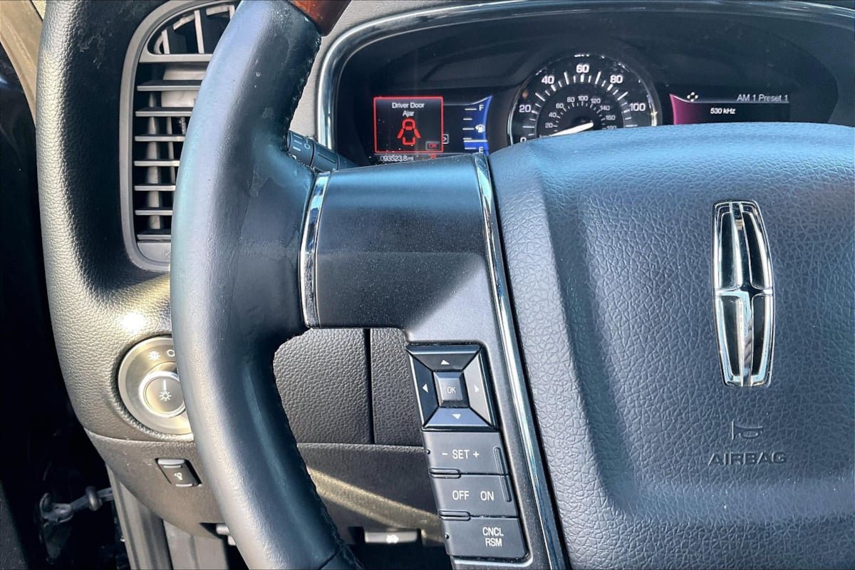 Used 2016 Lincoln Navigator Select RWD image 18