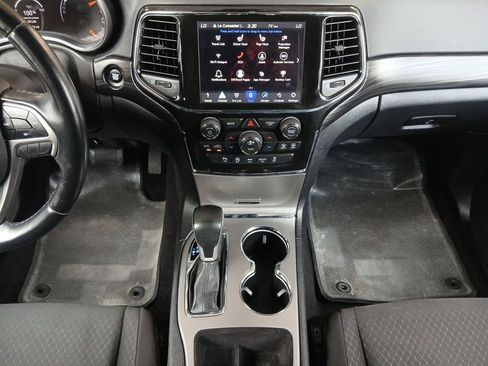 Used 2022 Jeep Grand Cherokee Laredo E w/ Security & Convenience Group AWD/4WD image 3