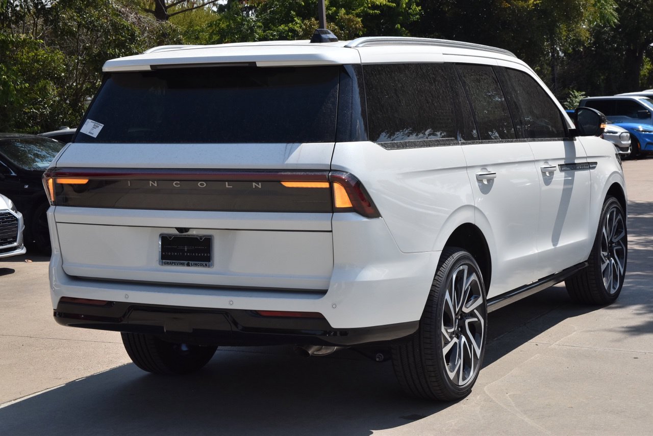 New 2027 Lincoln Navigator Reserve AWD/4WD image 7