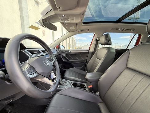 Used 2022 Volkswagen Tiguan SE w/ Panoramic Sunroof Package image 5