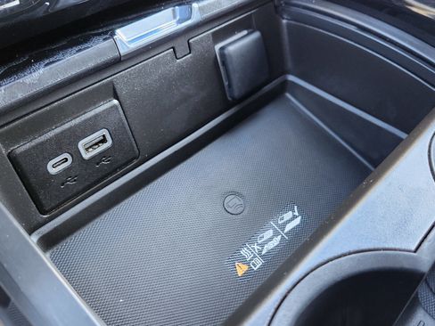 Used 2023 GMC Yukon XL Denali image 11