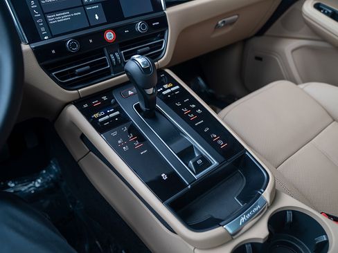 Certified 2026 Porsche Macan AWD/4WD image 13