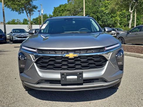 Used 2025 Chevrolet Trax LT w/ LT Convenience Package FWD image 3