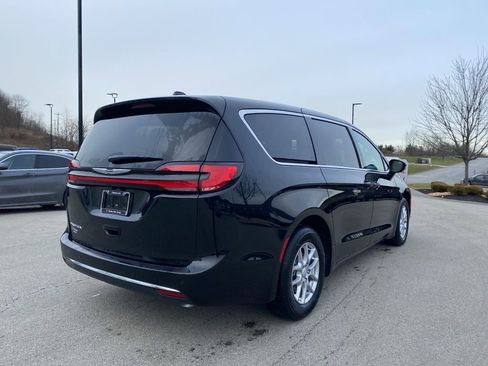 New 2026 Chrysler Pacifica Select image 2