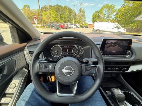 Used 2023 Nissan Rogue SV image 27