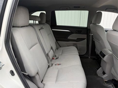 Used 2017 Toyota Highlander LE image 28