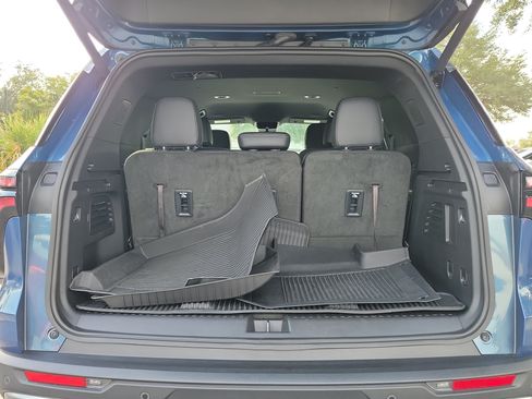 Used 2024 Chevrolet Traverse LT w/ LPO, Floor Liner Package FWD image 10
