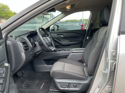 Used 2025 Nissan Rogue SV FWD image 8