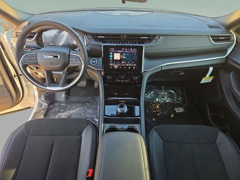 New 2025 Jeep Grand Cherokee Altitude RWD image 18