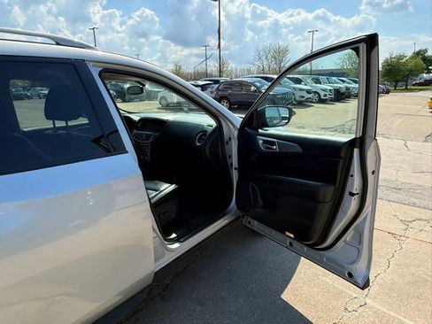 Used 2020 Nissan Pathfinder SL AWD/4WD image 26