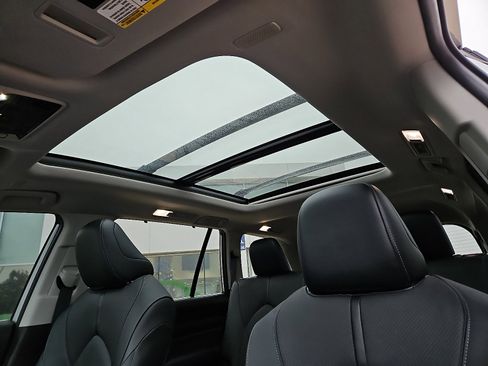 Used 2024 Toyota Grand Highlander Limited image 12