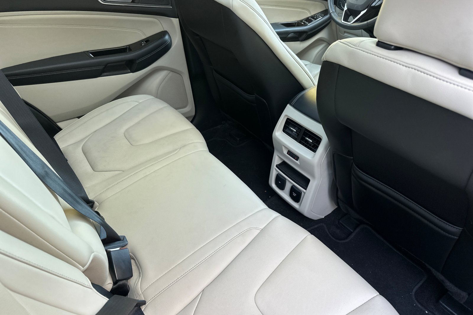 Used 2020 Ford Edge Titanium FWD image 17