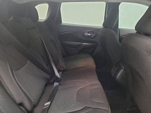 Used 2019 Jeep Cherokee Latitude w/ Popular Appearance Group FWD image 19